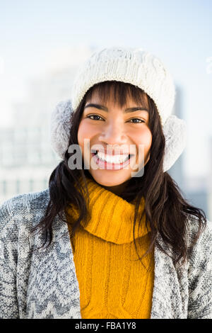 Porträt der lächelnde Frau Winter Kleidung Stockfoto