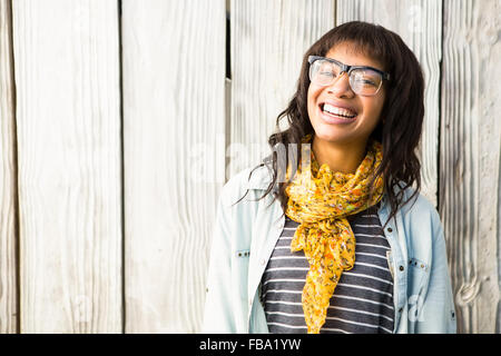 Lächelnde lässige Frau posiert mit Brille Stockfoto