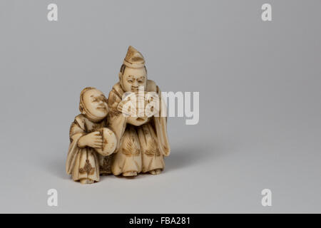 Antike japanische Netsuke, Elfenbein geschnitzt Stockfoto