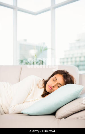 Schöne Brünette ein Nickerchen auf der Couch liegen Stockfoto