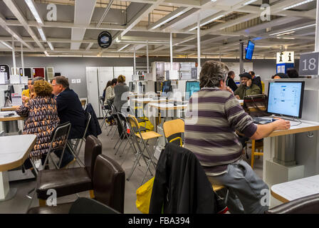 Paris, Frankreich, Leute, die im modernen Heimwerkerladen einkaufen, IKEA, Stuhl im Küchendesign-Bereich, Blick auf Interior Design Software auf Computerbildschirmen, montagefertige Möbel, Stockfoto