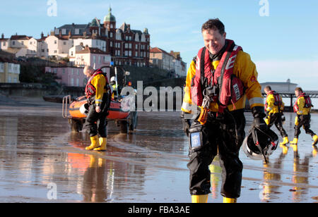 Mitglieder der RNLI Freiwilligen Rettungsboot Crew im Bild während der Übungen in Cromer, North Norfolk UK Stockfoto