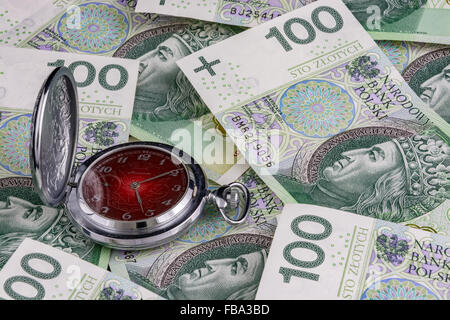 Zeit ist Geld, polnische 100 Zloty Geldscheine mit traditionellen Uhr Stockfoto