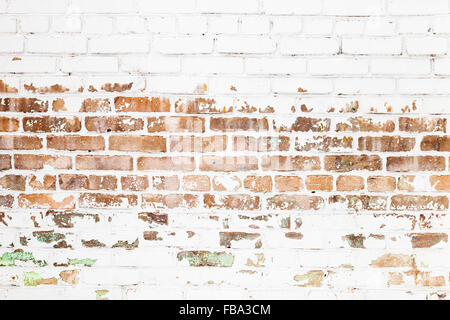 Alten roten Backsteinmauer mit beschädigten weißen Farbschicht, Closeup Hintergrundtextur Foto Stockfoto