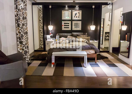 Paris, Frankreich, Ausstellung im Modern DIY Housewares Store, IKEA, Contemporary Bedroom Design fertige Möbel, Flat scandinavian Interior Home Showroom, zeitgenössische Innenräume, Bettwäsche Ikea Interior Stockfoto