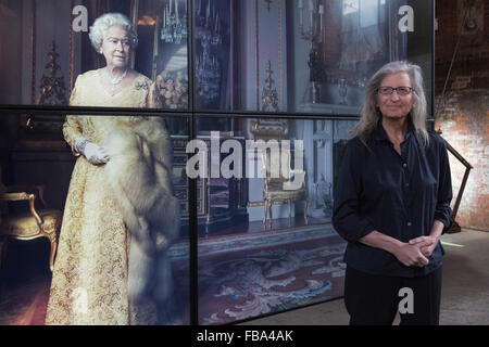 London, UK. 13. Januar 2016. US-amerikanische Fotografin Annie Leibovitz posiert vor ihr Foto von Königin Elizabeth II. Frauen: Neue Portraits, startet eine Welttournee mit neuen Fotografien von Annie Leibovitz in London. Im Auftrag von UBS, eröffnet die Ausstellung für die Öffentlichkeit am 16. Januar in Wapping Flusskraftwerk, zum Auftakt einer 10-Stadtrundfahrt weltweit. Zugang zur Ausstellung wird frei sein. Stockfoto