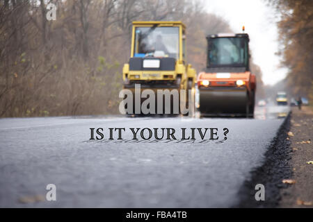 Straßenwalzen während asphalt-Verdichtung Werke Stockfoto