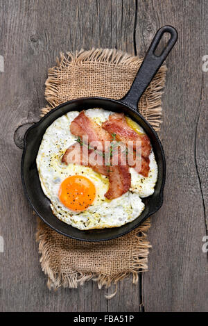 Spiegeleier mit Speck in Pfanne, Ansicht von oben Stockfoto
