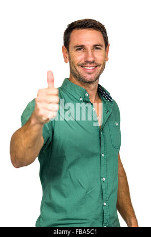 Mann zeigt Daumen oben in die Kamera Lächeln Stockfoto