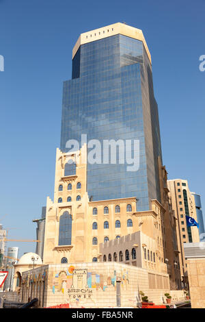 Barzan Tower auf Majlis Al Taawon Straße in West Bay Stockfoto