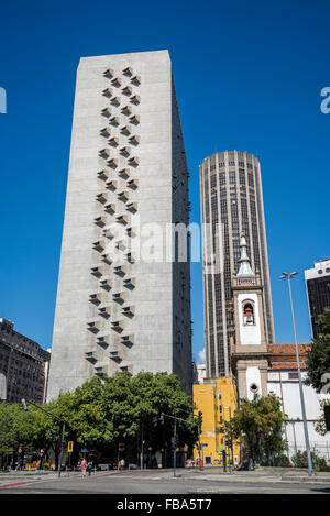 Igreja de Santa Luzia gegenübergestellt mit modernen Türmen, Rio De Janeiro, Brasilien Stockfoto