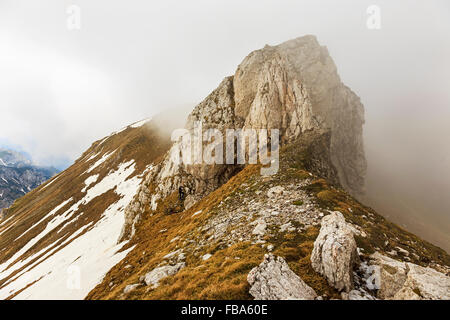 Wechselhaftes Wetter auf dem Berg-Kalkstein-Felsen. Stockfoto