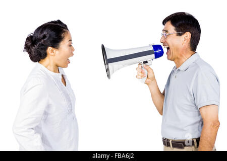 Mann bei seinem Partner durch Megaphon schreien Stockfoto