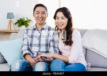 Lächeln, paar gemütlich auf sofa Stockfoto