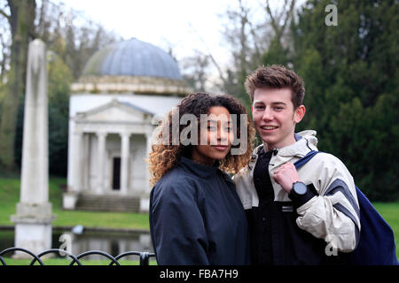 Großbritannien London Chiswick gemischt eine junge Rasse Teenager-paar zu Fuß auf dem Gelände der Chiswick house Stockfoto