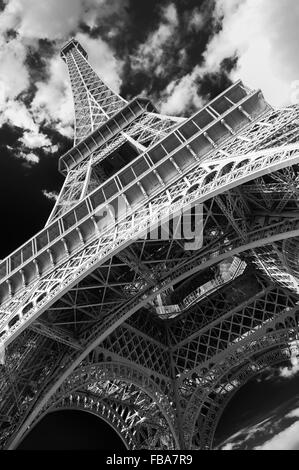 Eine abstrakte Sicht auf den Eiffelturm in Paris, in schwarz und weiß, mit einem Infrarot-Effekt Stockfoto