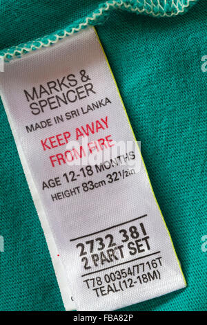 In der Nähe von Brand Label in Marks & Spencer's Kleinkind Kleidung in Sri Lanka gemacht - im UK Vereinigtes Königreich, Großbritannien verkauft. Stockfoto