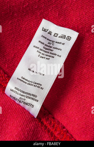 Pflegehinweise für Kleidung aus dem Etikett „Made in China“ von Sainsbury – verkauft in Großbritannien, Großbritannien, TU-Kleidung in Sainsburys erhältlich Stockfoto