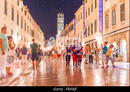 Wachen entlang Stradun, Placa oder Promenade, die die Hauptstraße in der Altstadt von Dubrovnik, Dalmatien, Kroatien, Europa ist. Stockfoto