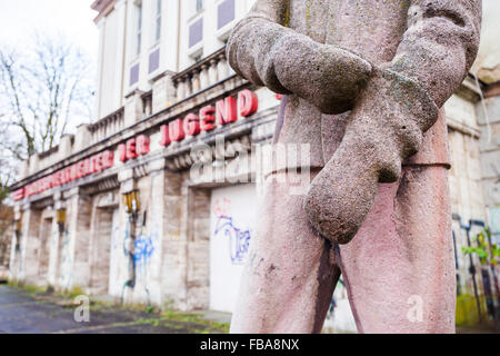 Stahlwerker Statue, Edmund Neutert, Lichtspieltheater der Jugent, Frankfurt (Oder) Stockfoto