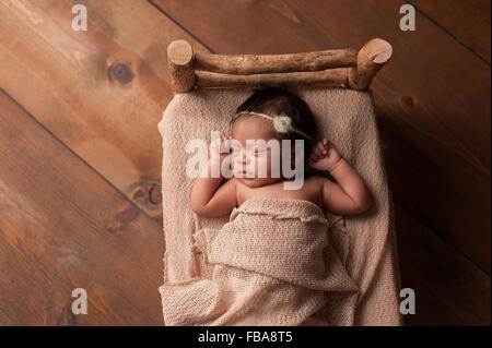 Neugeborenes Babymädchen schlafen im Bett der kleinen Stockfoto