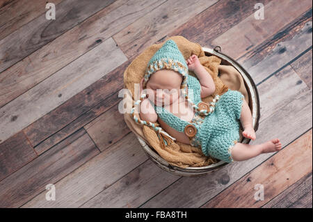 Neugeborenes Baby Boy einen Pixie-Hut Stockfoto