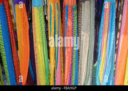 Bunte Hängematten zum Verkauf an Anjunas Mittwoch floh Markt, Anjuna Strand, Nord-Goa, Indien Stockfoto