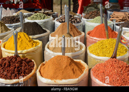 Eine bunte Anzeige von Gewürzen auf Anjunas Mittwoch Flohmarkt, Anjuna Beach, North Goa, Indien Stockfoto