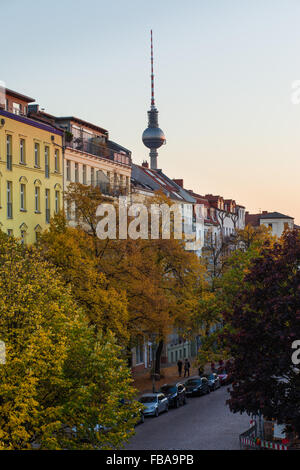 Wohnungen in Berlin Prenzlauer Berg Nachbarschaft mit Fernsehturm Stockfoto