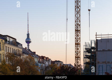 Wohnungen in Berlin Prenzlauer Berg Nachbarschaft mit Fernsehturm Stockfoto