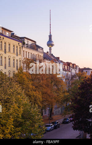 Wohnungen in Berlin Prenzlauer Berg Nachbarschaft mit Fernsehturm Stockfoto