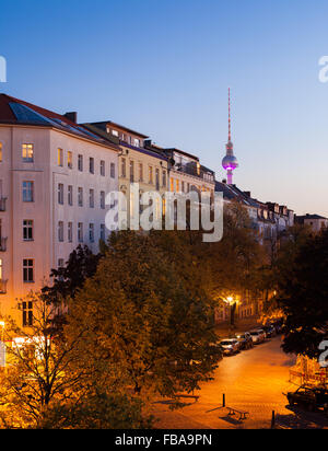 Wohnungen in Berlin Prenzlauer Berg Nachbarschaft mit Fernsehturm Stockfoto