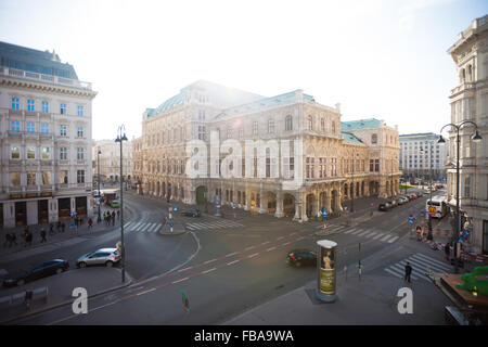 Opernhaus Wiens gegen die Sonne gesehen Stockfoto