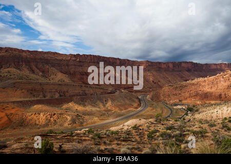 Blick über US 191 und Pathway Moab Canyon, Arches-Nationalpark, Utah Stockfoto