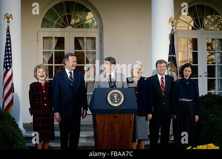 Washington. DC., USA, 9. November 1988 Präsident Ronald Reagan führt Präsident wählt George H.W. Bush und künftige First Lady Barbara Bush, und Vize Präsident Dan Quayle und seiner Frau Marilyn. Alle lachen mit aktuellen First Lady Nancy Reagan an Witz. Bildnachweis: Mark Reinstein Stockfoto