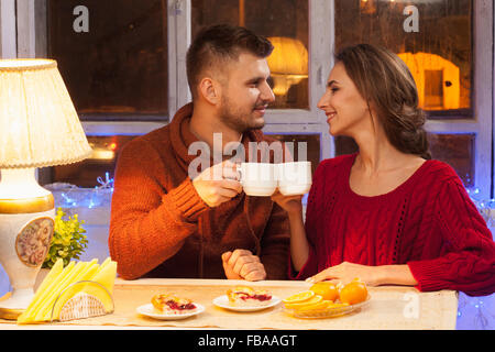 Das junge Brautpaar mit Tassen Tee Stockfoto