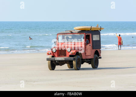 Surf Rescue Leibgarde fahren entlang des Strandes in Mandrem Beach, North Goa, Indien Stockfoto