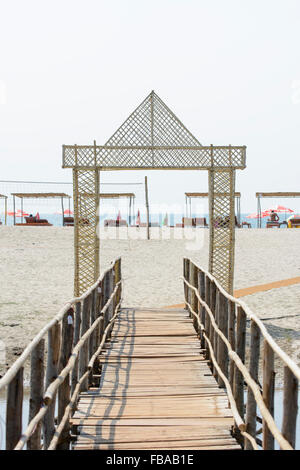 Hölzerne Brücke zum Strand von Mandrem, Nord-Goa, Indien Stockfoto