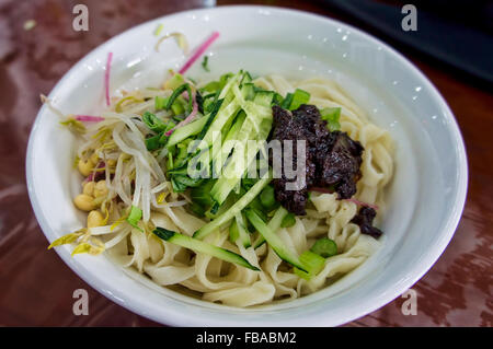 Schüssel Nudeln mit Soja-Bohnen-Paste in Peking, China Stockfoto