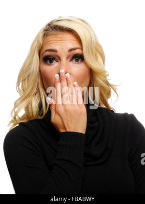 Eine attraktive blonde Frau hat einen überraschten Blick auf ihrem Gesicht. Stockfoto