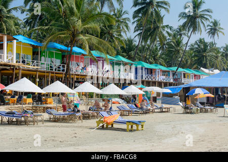 Bunte Strandhäuschen unter den Palmen am Strand von Palolem, in Goa, Indien Stockfoto