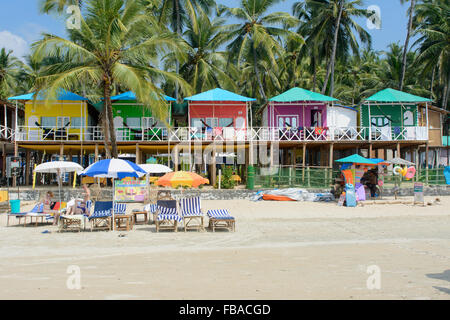 Bunte Strandhäuschen unter den Palmen am Strand von Palolem, in Goa, Indien Stockfoto