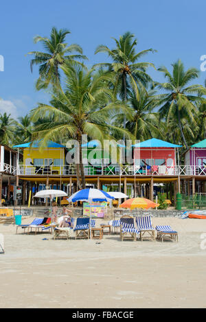 Bunte Strandhäuschen unter den Palmen am Strand von Palolem, in Goa, Indien Stockfoto