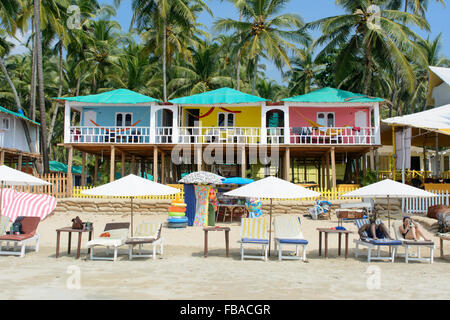 Bunte Strandhäuschen unter den Palmen am Strand von Palolem, in Goa, Indien Stockfoto