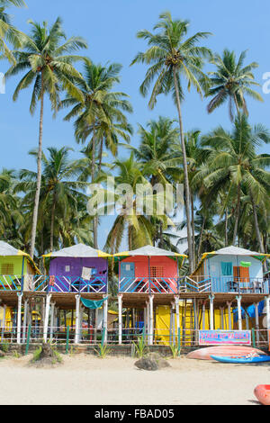 Bunte Strandhäuschen unter den Palmen am Strand von Palolem, in Goa, Indien Stockfoto