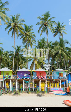 Bunte Strandhäuschen unter den Palmen am Strand von Palolem, in Goa, Indien Stockfoto