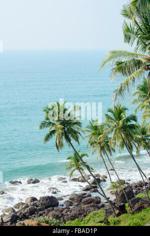 Palmen gesäumten Hügel am Rajbagh Strand, Cabo de Rama, Cola, in Goa, Indien Stockfoto