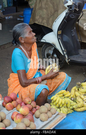 Indische Frau verkaufen frische produzieren in Mapusas lebhaften Freitagsmarkt, Mapusa, North Goa, Indien Stockfoto