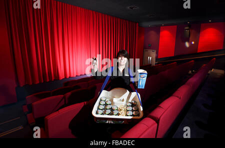 Pauline Hartley mit einem Eis-Fach und Popcorn im Kino The Picture House in Uckfield, der seinen 100. Jahr feiert Stockfoto
