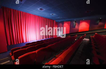 Die Bild-Kino in Uckfield feiert seinen 100. Geburtstag und wurde vor kurzem renoviert. Sie eröffnet auch die Bild-House-Restaurant auf der anderen Straßenseite in der High Street Stockfoto